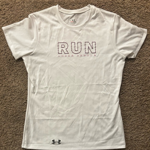 Under Armour Woman Small White Heat Gear T-shirt Graphic design Like new shape - Picture 4 of 9
